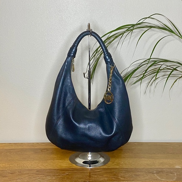 Michael Kors Handbags - Michael Kors Sapphire Leather Hobo Black